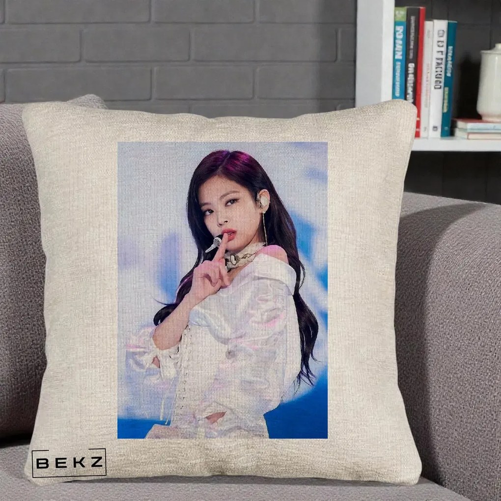 Perna Personalizata K-pop BLACKPINK Jennie Concert Alb cu Microfon, 40x40 cm, Bej Canapea, Husa Detasabila, Perna Inclusa, BEKZ®