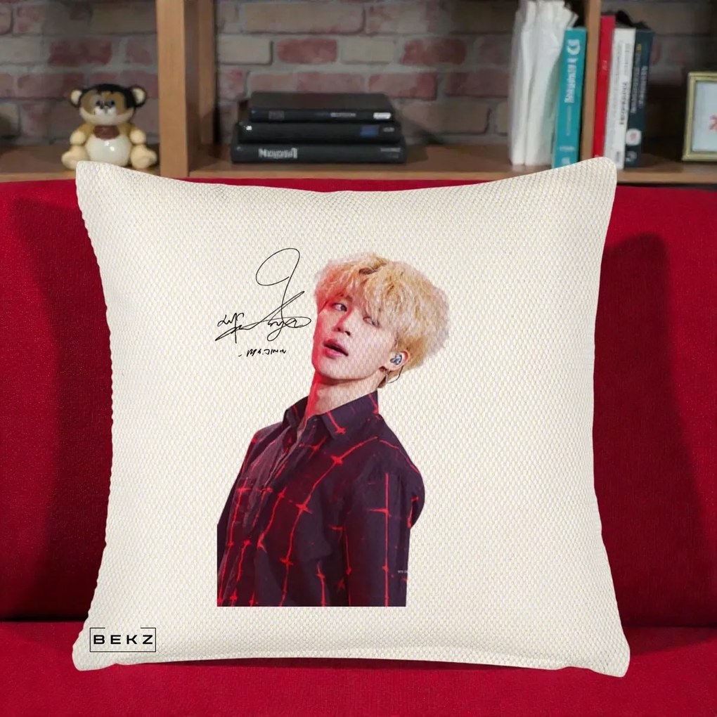 Perna Personalizata K-pop BTS Jimin Portret Artistic par Blond Autograf, 40x40 cm, Crem Reliefat, Husa Detasabila, Perna Inclusa, BEKZ®