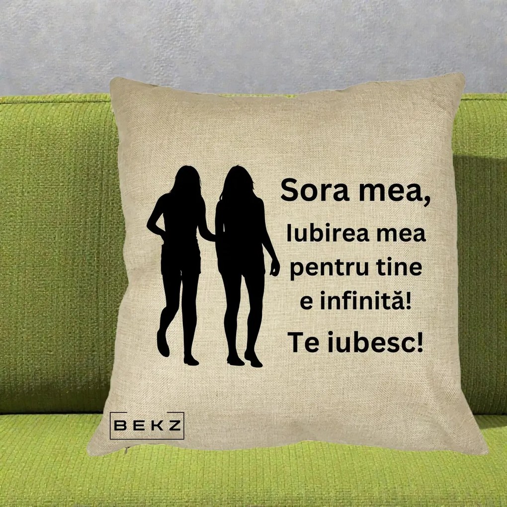 Cadou pentru Sora - Perna Personalizata Sora Mea Te Iubesc Siluete Negre Tinand Maini, 40x40 cm, Crem, Husa Detasabila, Perna Inclusa, BEKZ®