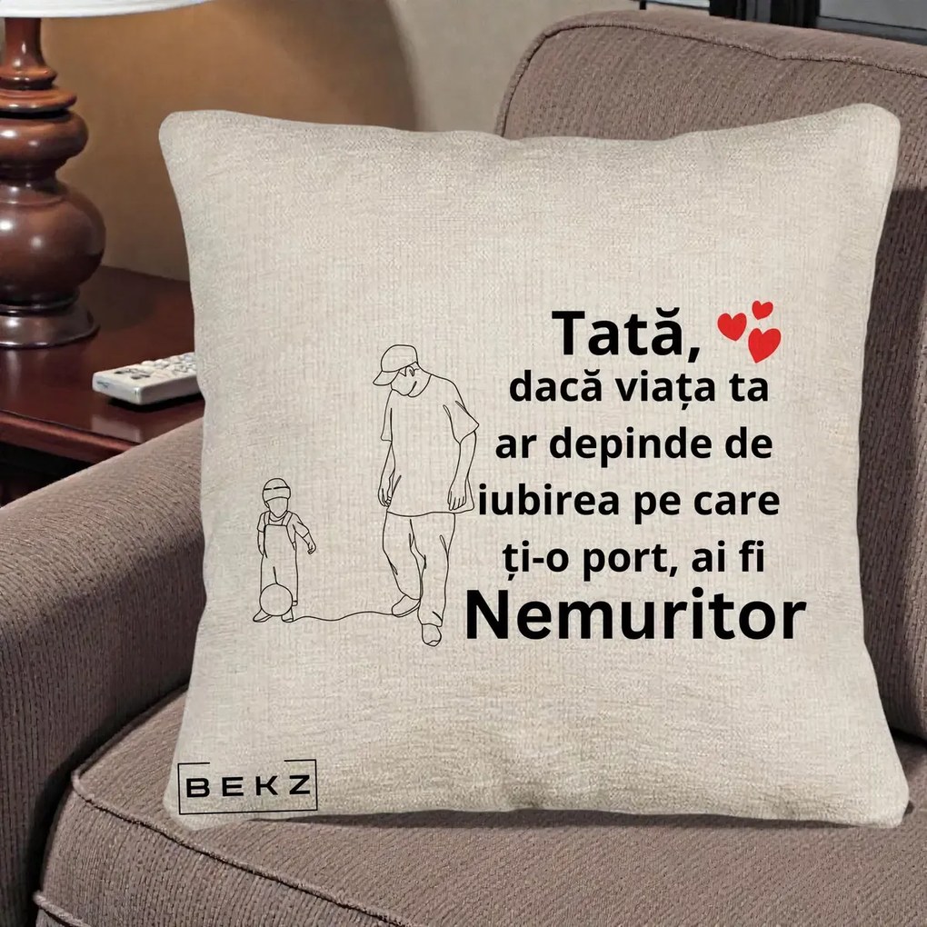 Cadou pentru Tata - Perna Personalizata Tata Nemuritor Joaca cu Mingea, 40x40 cm, Bej Canapea, Husa Detasabila, Perna Inclusa, BEKZ®