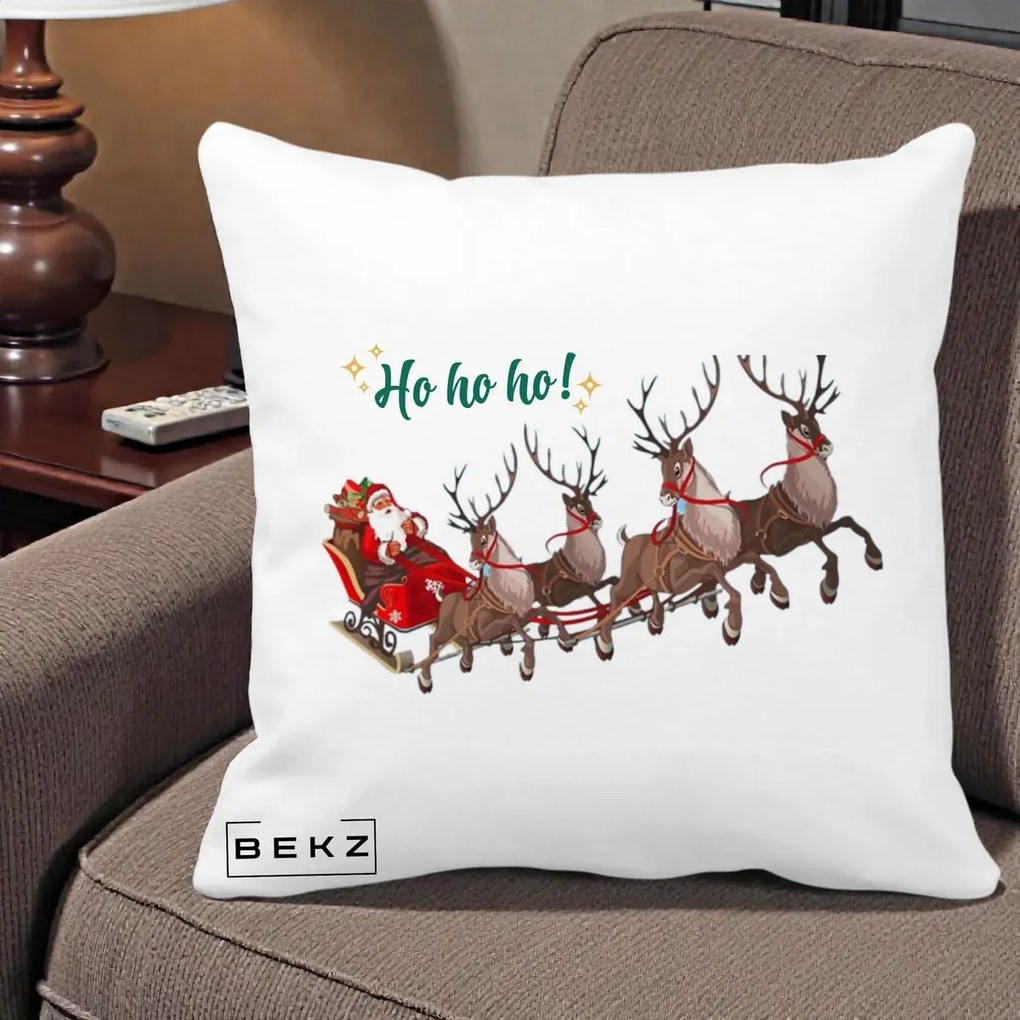 Perna Decorativa Ho Ho Ho Mos Craciun cu Sanie si Reni, 40x40 cm, Alba Mata, Husa Detasabila, Perna Inclusa, BEKZ®