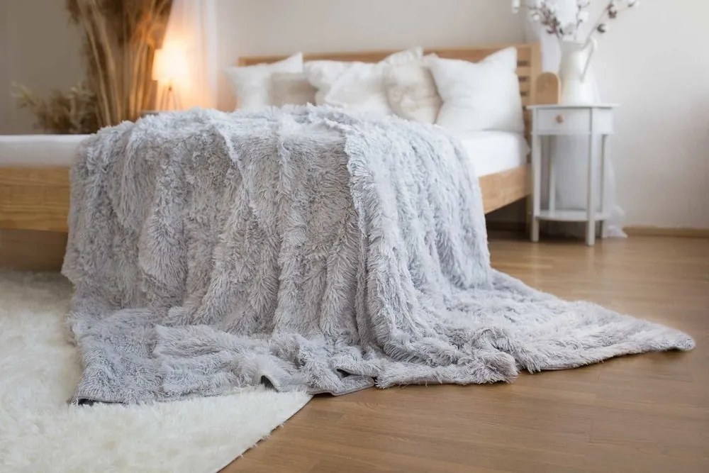 Deka s dlouhým vlasem