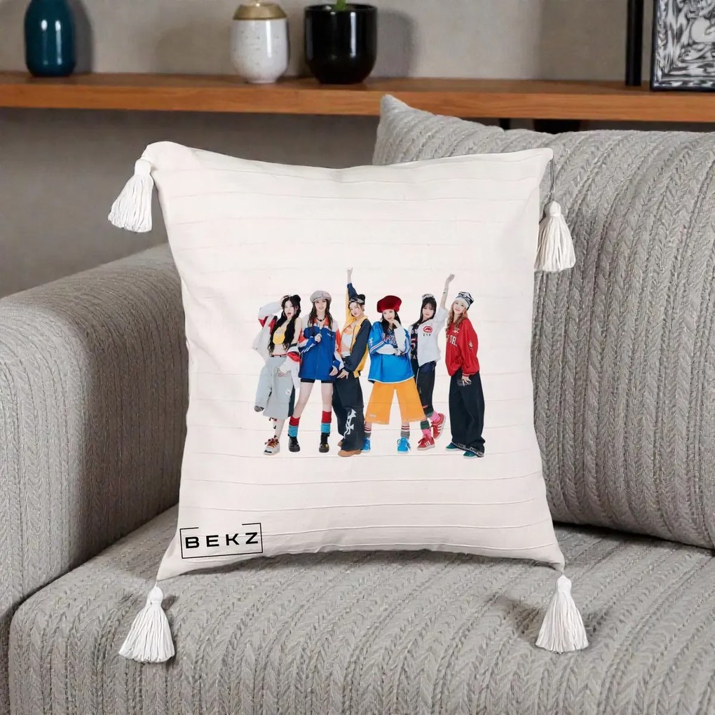 Perna Personalizata Grup K-pop Fete in Picioare Foto, 40x40 cm, Bej cu Franjuri, Husa Detasabila, Perna Inclusa, BEKZ®
