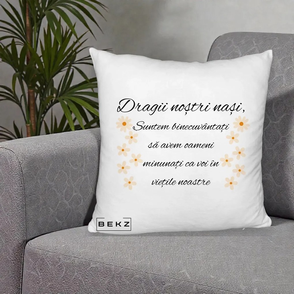 Cadou pentru Nasi - Perna Personalizata Dragii Nostri Nasi Suntem Binecuvantati cu Floricele, 40x40 cm, Alb Pufos, Husa Detasabila, Perna Inclusa, BEKZ®