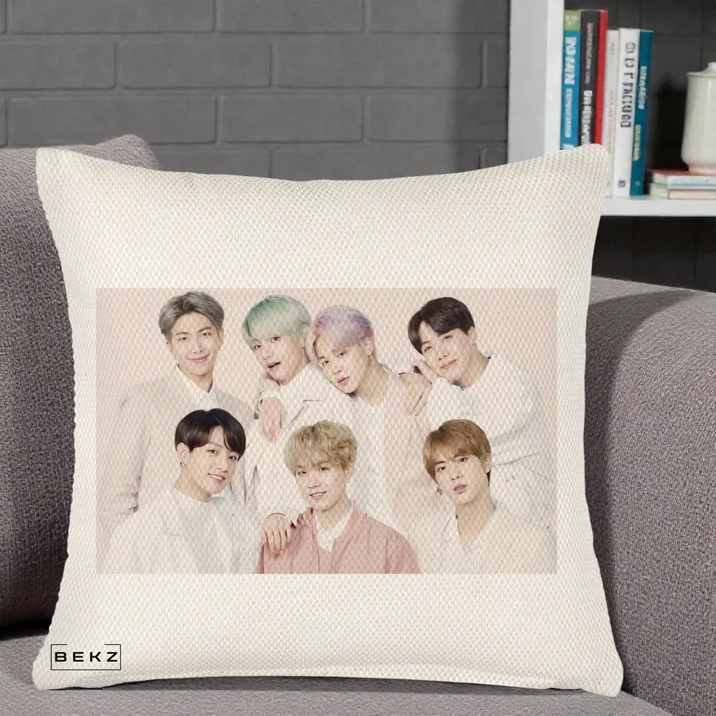 Perna Personalizata K-pop BTS Foto Grup Landscape Pastel, 40x40 cm, Crem Reliefat, Husa Detasabila, Perna Inclusa, BEKZ®