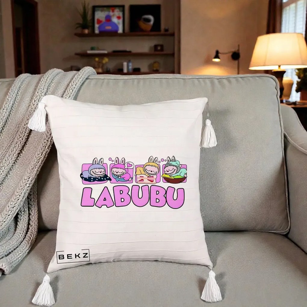 Perna Personalizata Labubu Sleeping Quad, 40x40 cm, Bej cu Franjuri, Husa Detasabila, Perna Inclusa, BEKZ®