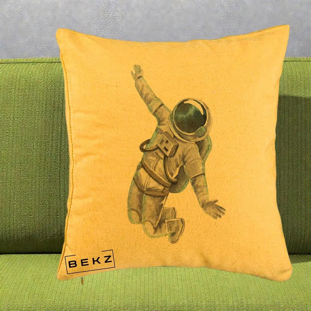 Perna Decorativa Astronaut Acuarela Zbor, 40x40 cm, Galben, Husa Detasabila, Perna Inclusa, BEKZ®