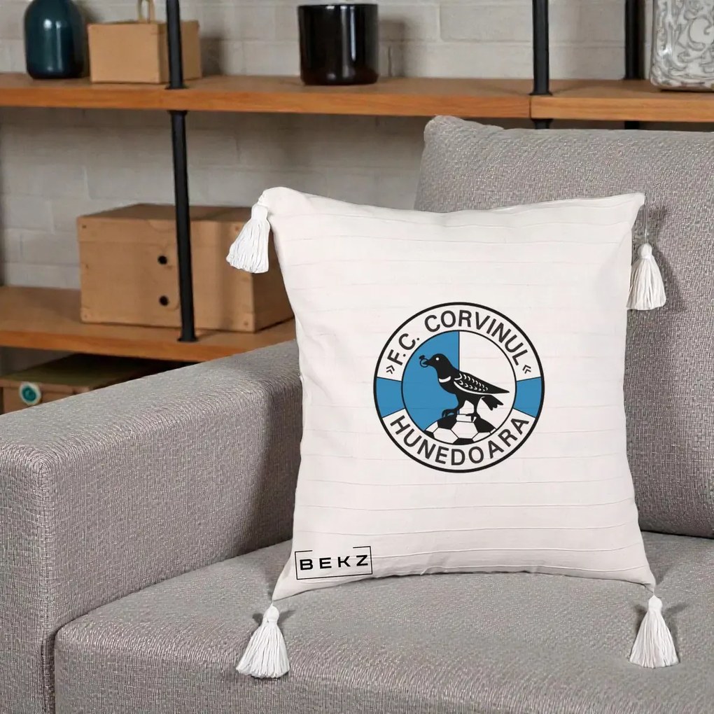 Perna Personalizata FC Corvinul Hunedoara Fotbal, 40x40 cm, Bej cu Franjuri, Husa Detasabila, Perna Inclusa, BEKZ®