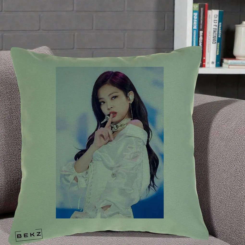 Perna Personalizata K-pop BLACKPINK Jennie Concert Alb cu Microfon, 40x40 cm, Verde, Husa Detasabila, Perna Inclusa, BEKZ®