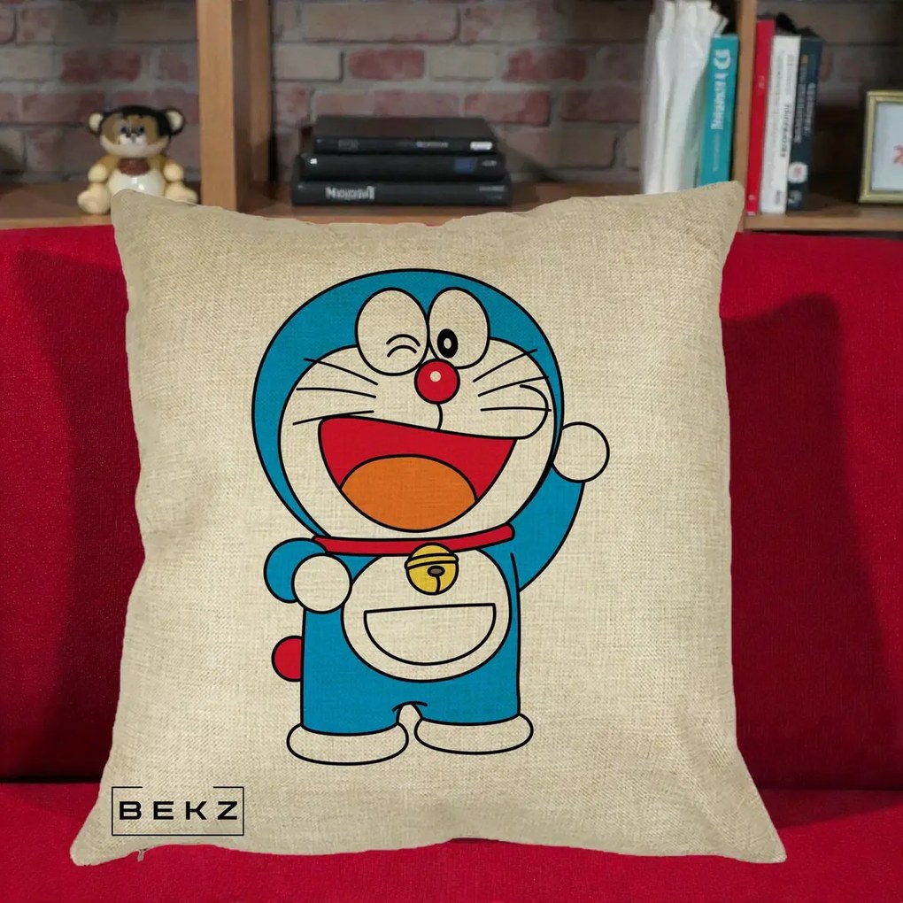Perna Personalizata Doraemon Salutand, 40x40 cm, Crem, Husa Detasabila, Perna Inclusa, BEKZ®