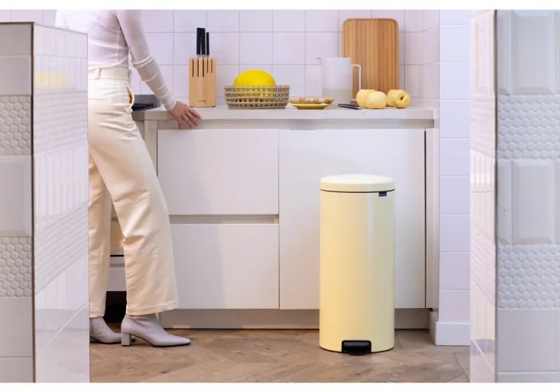 Cos de gunoi cu pedala Brabantia NewIcon 1008852, 30 L, Inchidere usoara, Baza antiderapantă, Galben