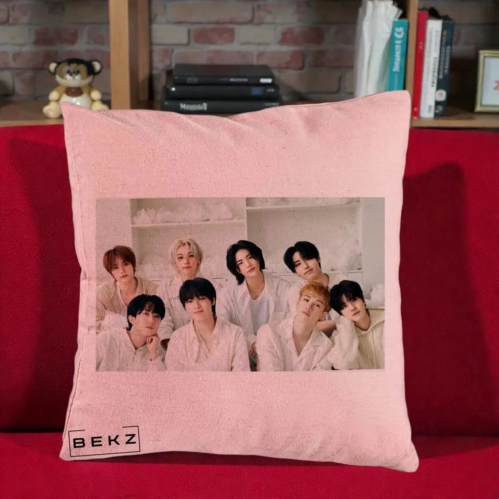 Perna Personalizata K-pop Stray Kids Foto Grup All-White Landscape, 40x40 cm, Roz, Husa Detasabila, Perna Inclusa, BEKZ®