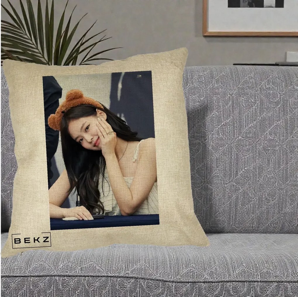 Perna Personalizata K-pop BLACKPINK Jennie Cute cu Diadema Ursulet, 40x40 cm, Crem, Husa Detasabila, Perna Inclusa, BEKZ®