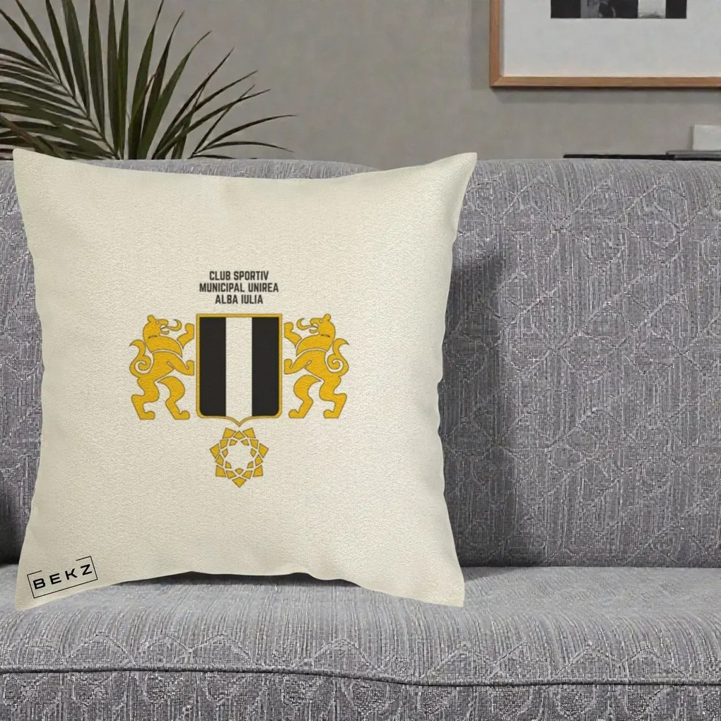 Perna Personalizata CSM Unirea Alba Iulia Fotbal, 40x40 cm, Ecru, Husa Detasabila, Perna Inclusa, BEKZ®