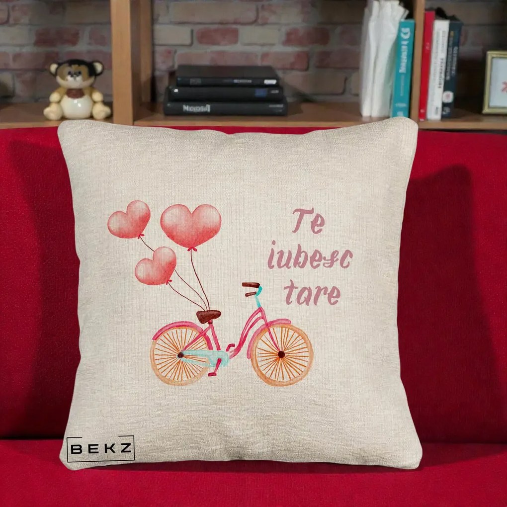 Perna Decorativa Te Iubesc Tare cu Bicicleta Roz si Baloane Inima, 40x40 cm, Bej Canapea, Husa Detasabila, Perna Inclusa, BEKZ®