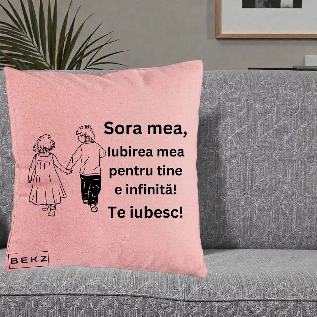 Cadou pentru Sora - Perna Personalizata Sora Mea Te Iubesc Copii Tinand Maini din Spate, 40x40 cm, Roz, Husa Detasabila, Perna Inclusa, BEKZ®