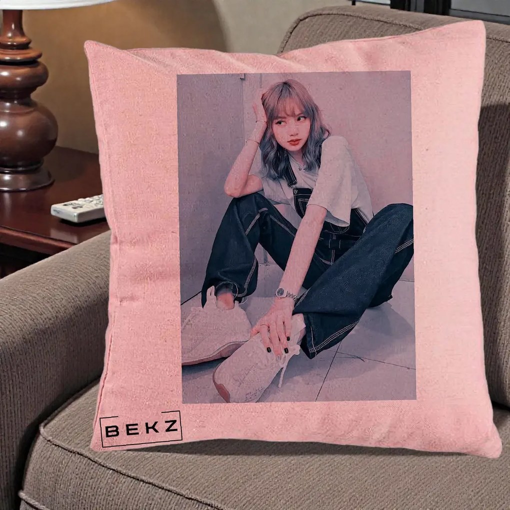 Perna Personalizata K-pop BLACKPINK Lisa, 40x40 cm, Roz, Husa Detasabila, Perna Inclusa, BEKZ®