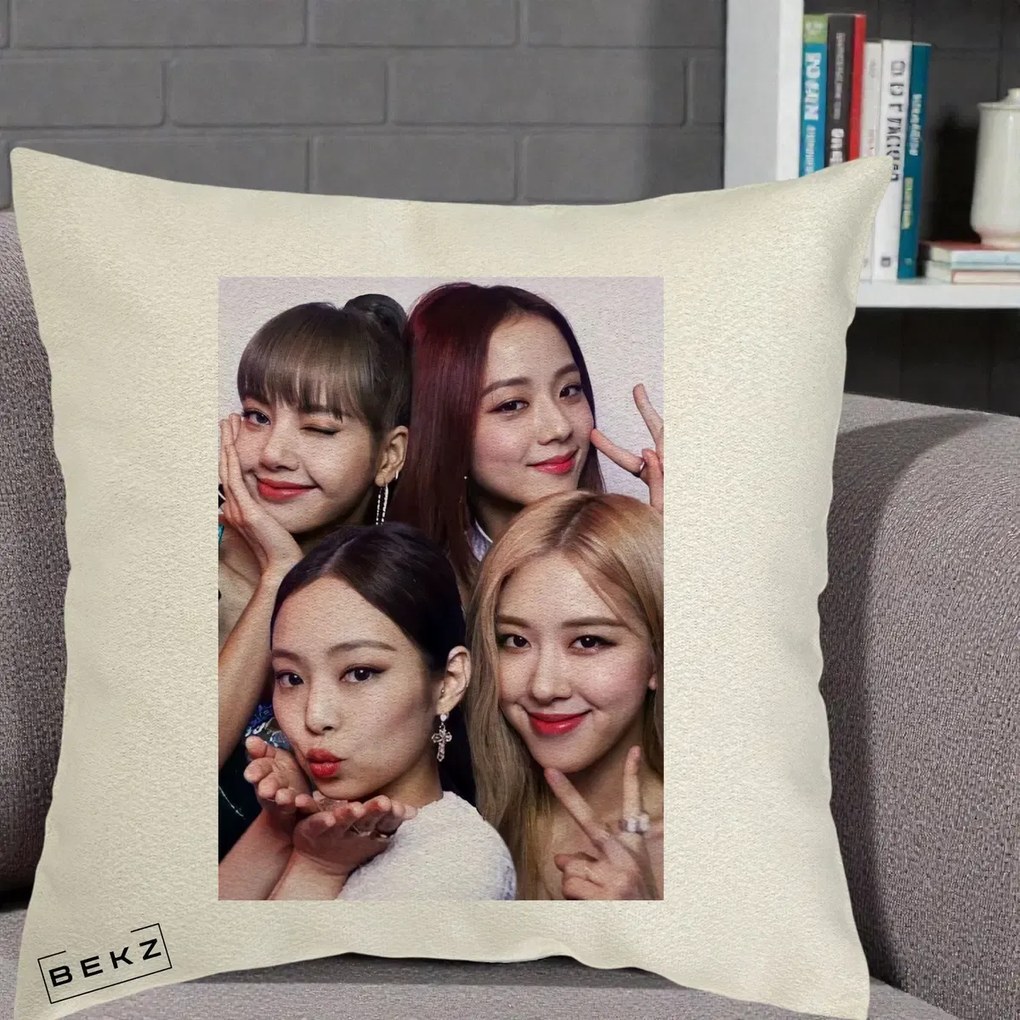 Perna Personalizata K-pop BLACKPINK Foto Grup Selfie 4 Membre, 40x40 cm, Ecru, Husa Detasabila, Perna Inclusa, BEKZ®