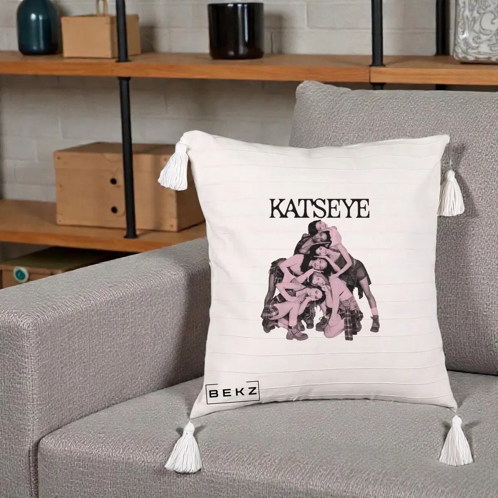 Perna Personalizata K-pop KATSEYE Foto Roz Vintage, 40x40 cm, Bej cu Franjuri, Husa Detasabila, Perna Inclusa, BEKZ®