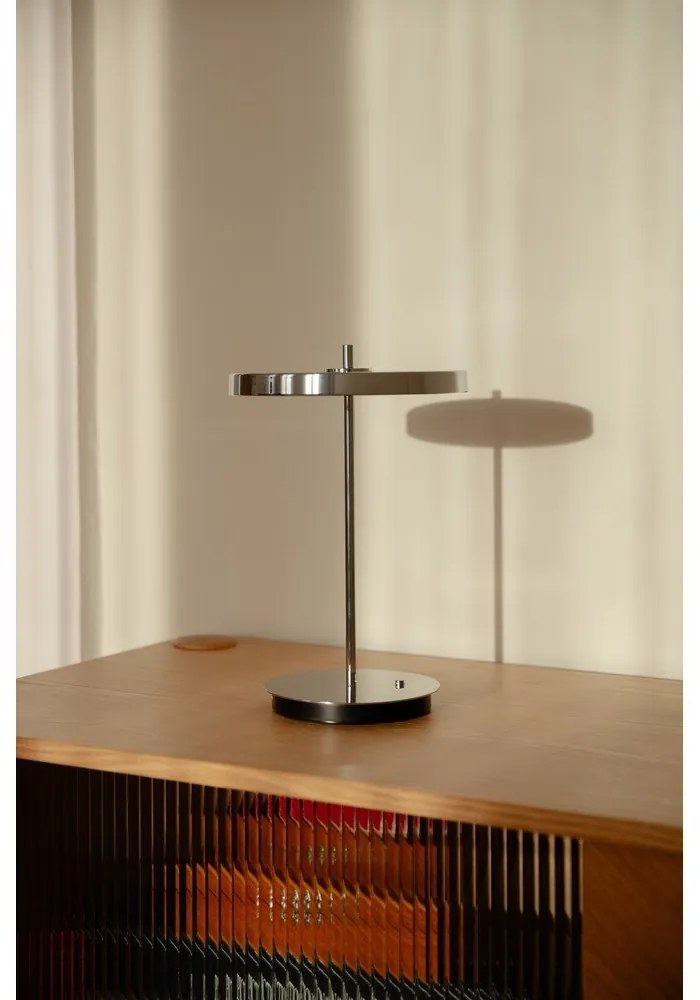 Veioză argintie LED cu intensitate reglabilă cu abajur din metal (înălțime 31 cm) Asteria Move – UMAGE