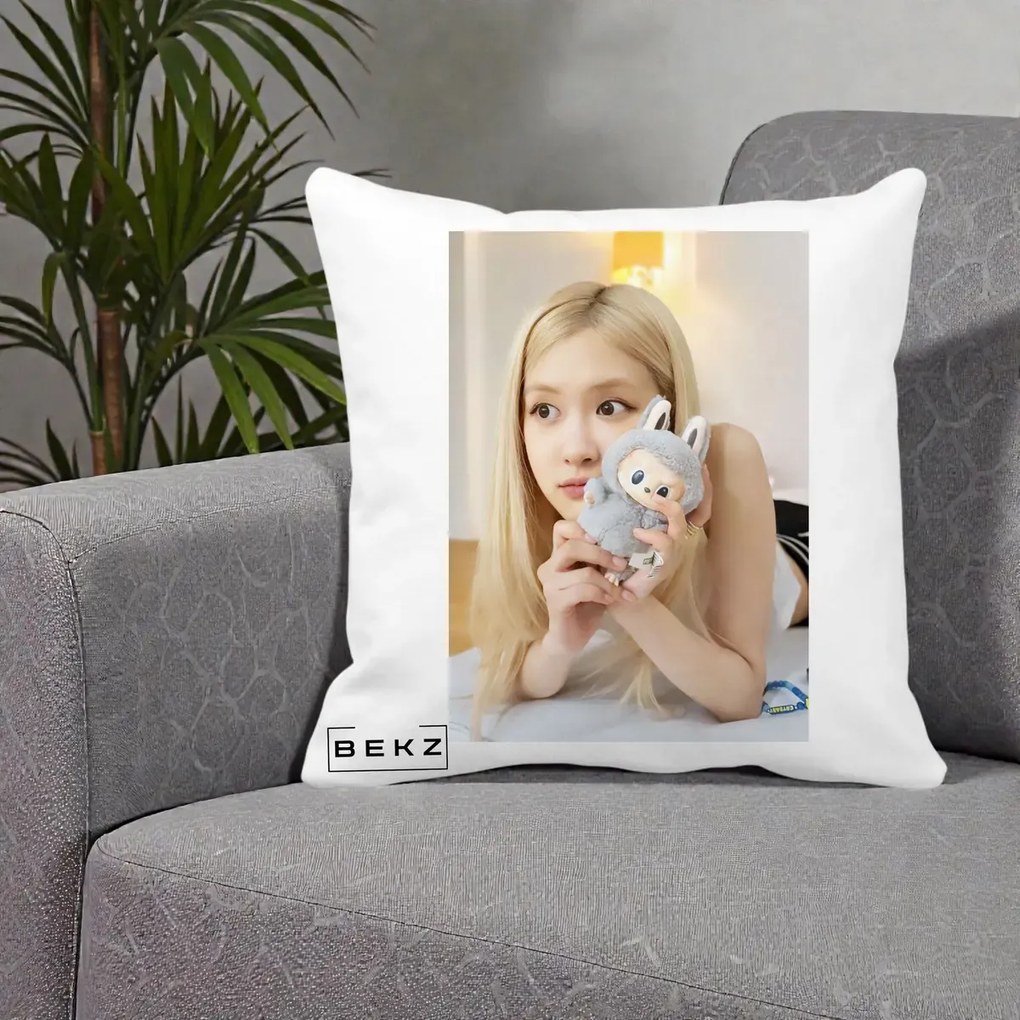 Perna Personalizata K-pop BLACKPINK Rose cu Papusa Iepure, 40x40 cm, Alba Mata, Husa Detasabila, Perna Inclusa, BEKZ®