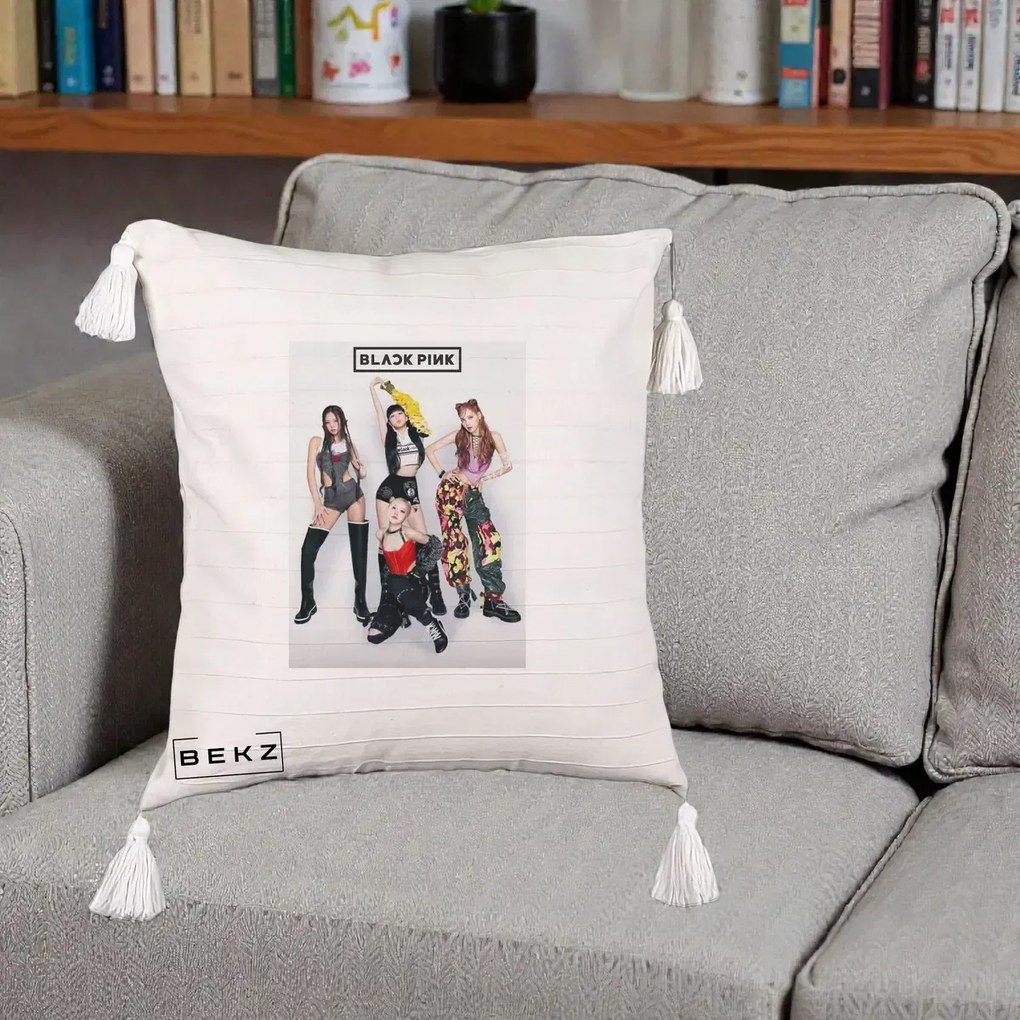 Perna Personalizata K-pop BLACKPINK Fotografie Grup Tinute Edgy, 40x40 cm, Bej cu Franjuri, Husa Detasabila, Perna Inclusa, BEKZ®