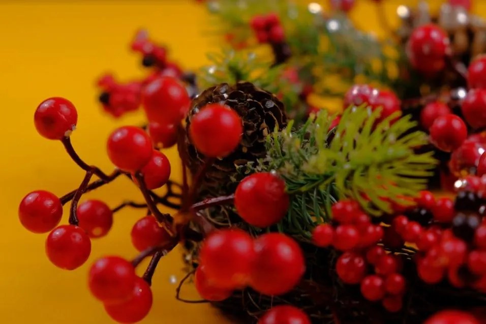Coroniță de Crăciun cu fructe de pădure 33cm