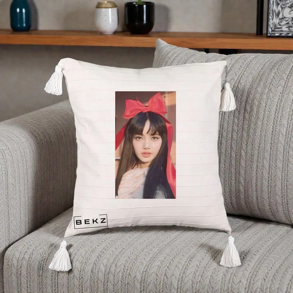Perna Personalizata K-pop BLACKPINK Rose cu Funda Rosie, 40x40 cm, Bej cu Franjuri, Husa Detasabila, Perna Inclusa, BEKZ®