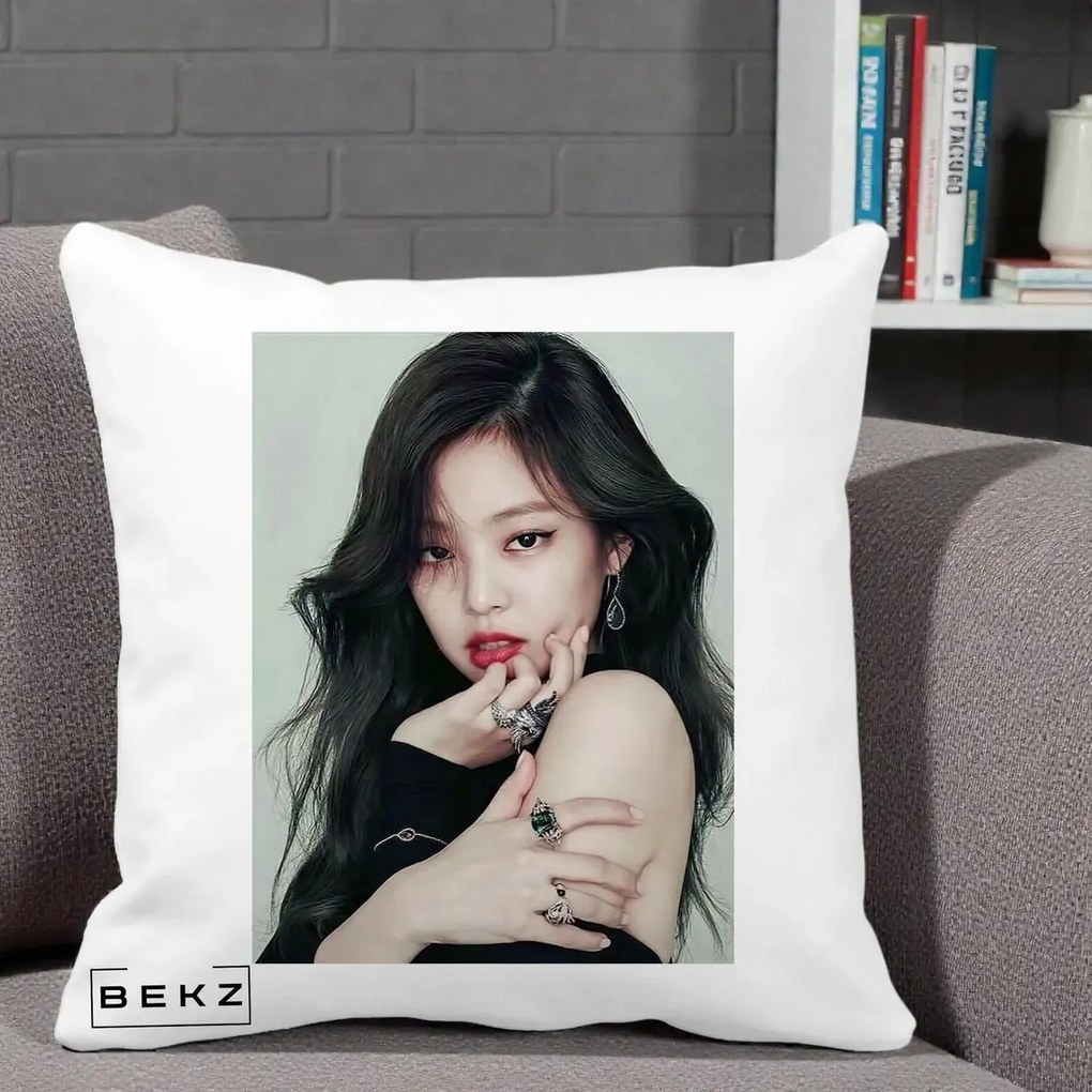 Perna Personalizata K-pop BLACKPINK Jennie Editorial Negru cu Inele, 40x40 cm, Alba Mata, Husa Detasabila, Perna Inclusa, BEKZ®