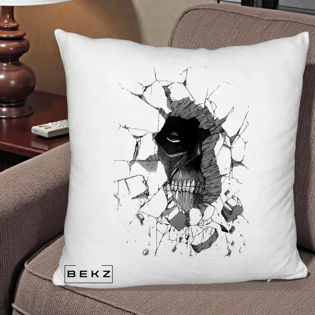 Perna Personalizata Attack on Titan Titan Crapand Zidul, 40x40 cm, Alb Pufos, Husa Detasabila, Perna Inclusa, BEKZ®