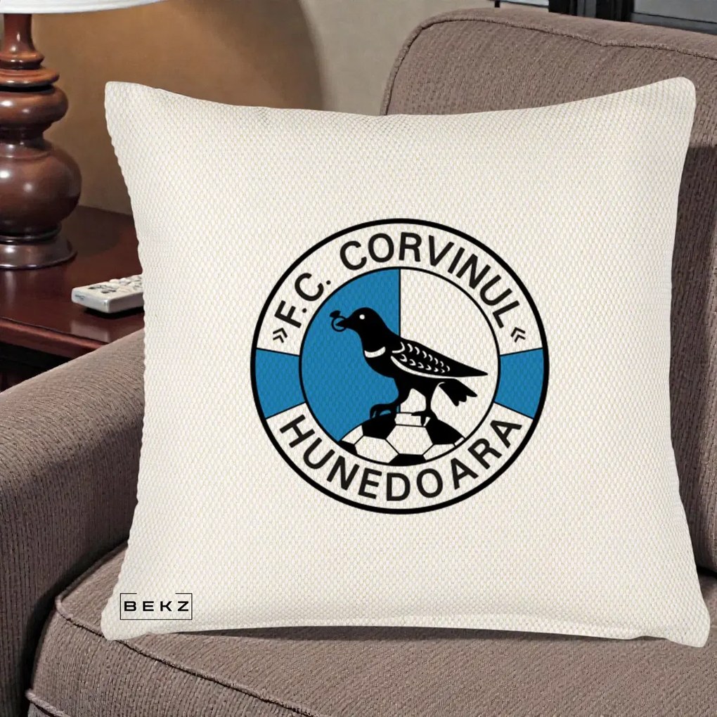 Perna Personalizata FC Corvinul Hunedoara Fotbal, 40x40 cm, Crem Reliefat, Husa Detasabila, Perna Inclusa, BEKZ®