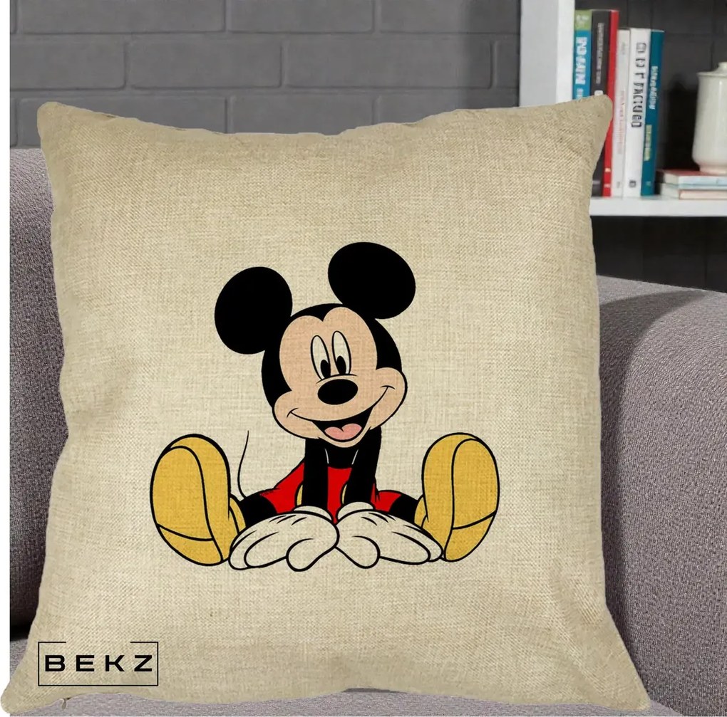 Perna Personalizata Mickey Mouse Relaxat, 40x40 cm, Crem, Husa Detasabila, Perna Inclusa, BEKZ®