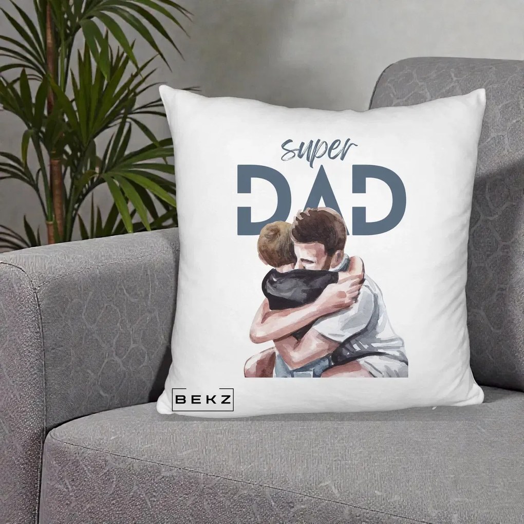 Cadou pentru Tata - Perna Personalizata Super Dad Tata si Fiu Imbratisare, 40x40 cm, Alb Pufos, Husa Detasabila, Perna Inclusa, BEKZ®