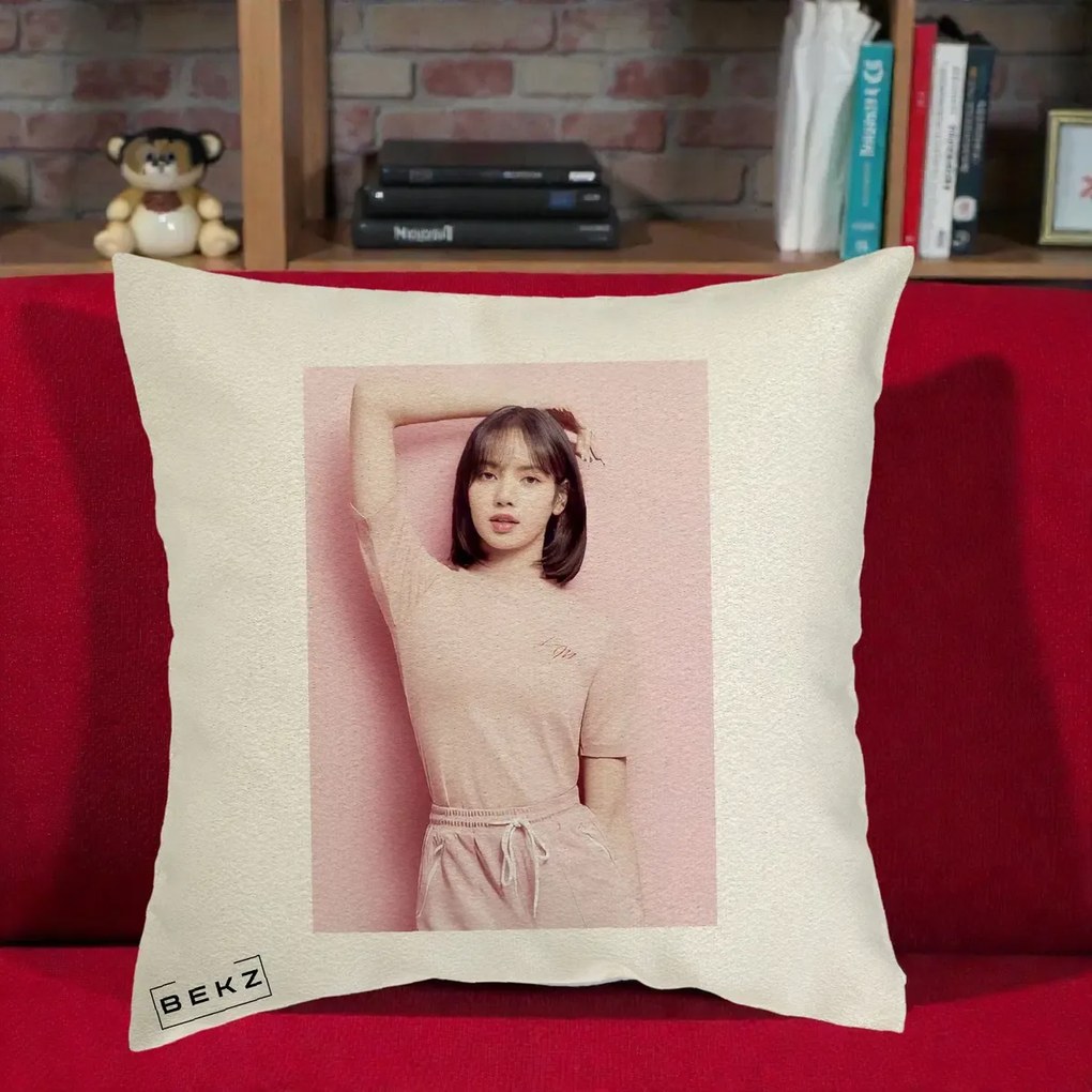 Perna Personalizata K-pop BLACKPINK Lisa Roz, 40x40 cm, Ecru, Husa Detasabila, Perna Inclusa, BEKZ®