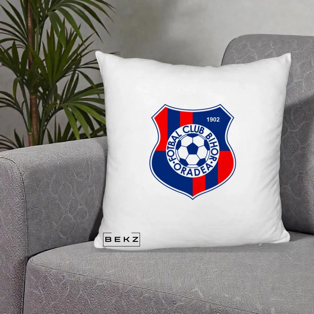 Perna Personalizata FC Bihor Oradea 1902 Fotbal, 40x40 cm, Alb Pufos, Husa Detasabila, Perna Inclusa, BEKZ®