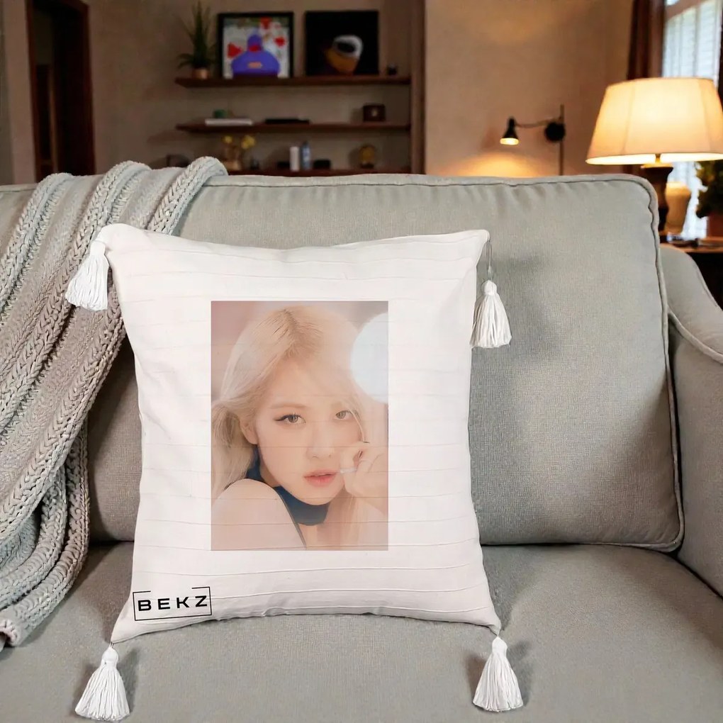 Perna Personalizata K-pop BLACKPINK Rose Blond cu Inel Roz Pastel, 40x40 cm, Bej cu Franjuri, Husa Detasabila, Perna Inclusa, BEKZ®