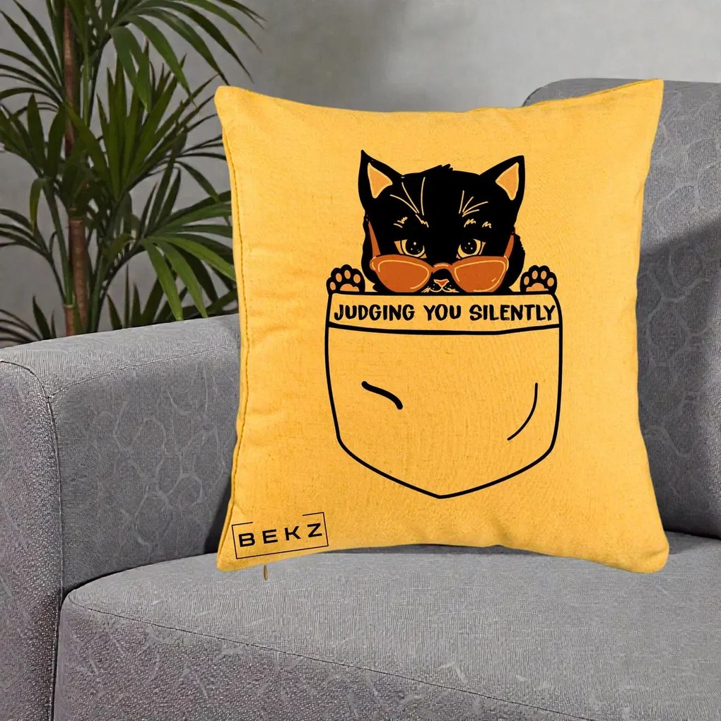 Perna Decorativa Judging You Silently Pisica Buzunar, 40x40 cm, Galben, Husa Detasabila, Perna Inclusa, BEKZ®