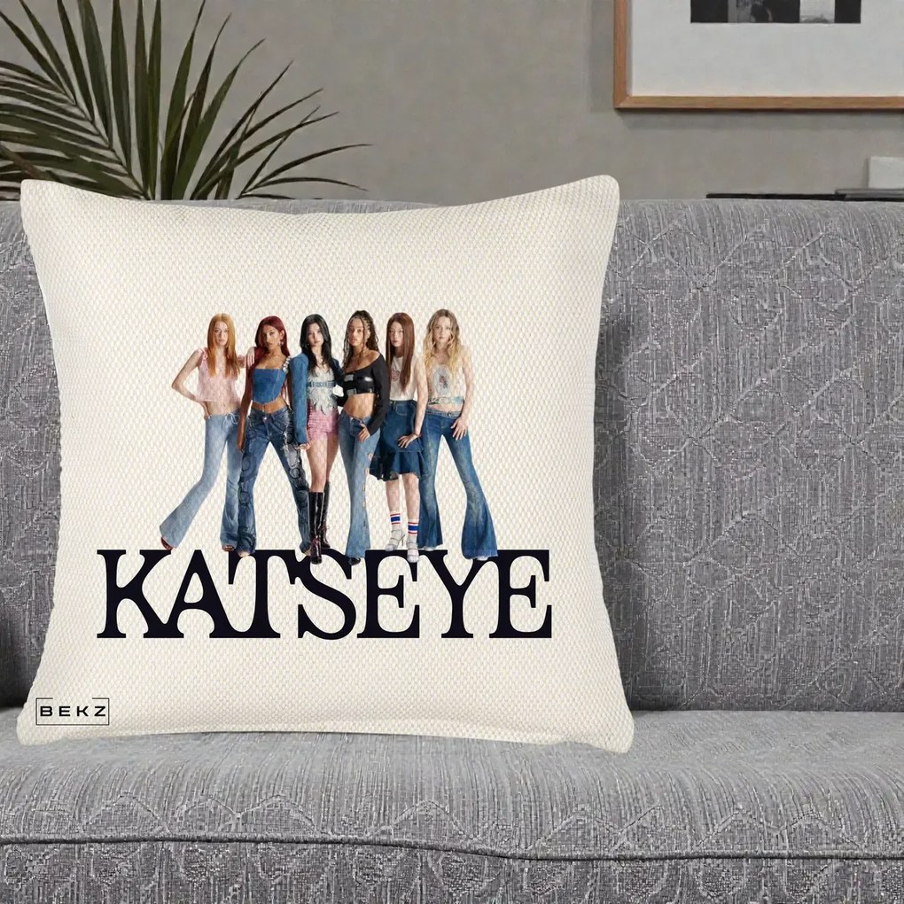 Perna Personalizata K-pop KATSEYE Foto Grup Blugi, 40x40 cm, Crem Reliefat, Husa Detasabila, Perna Inclusa, BEKZ®