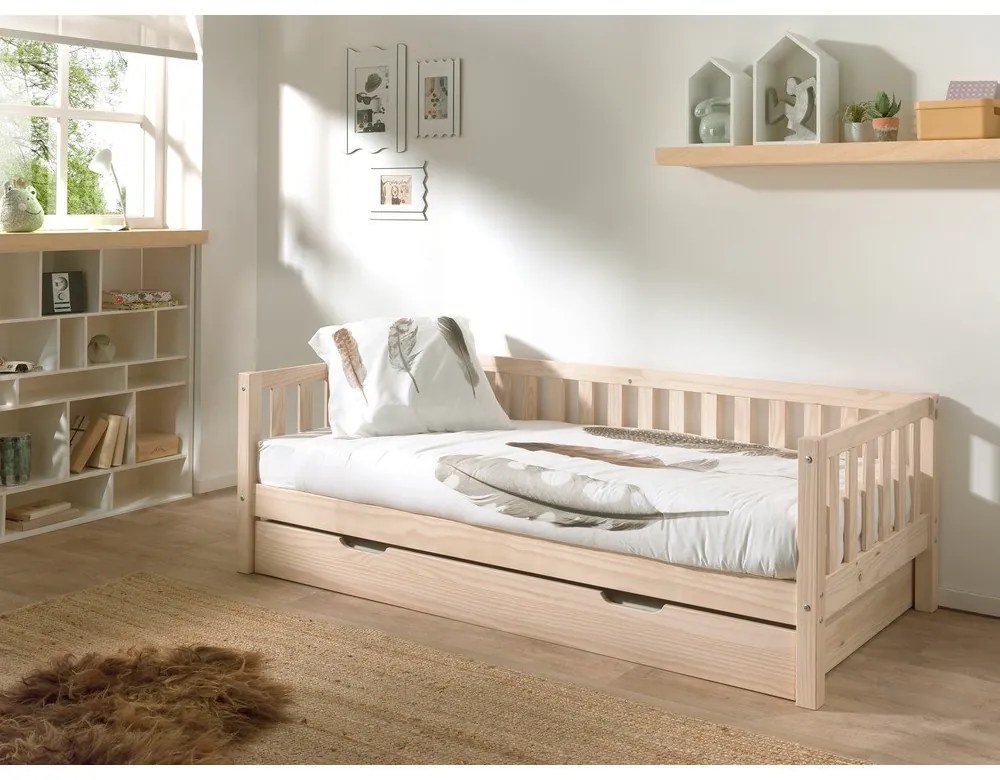 Pat pentru copii în culoare naturală din lemn de pin cu somieră 90x200 cm Fritz – Vipack