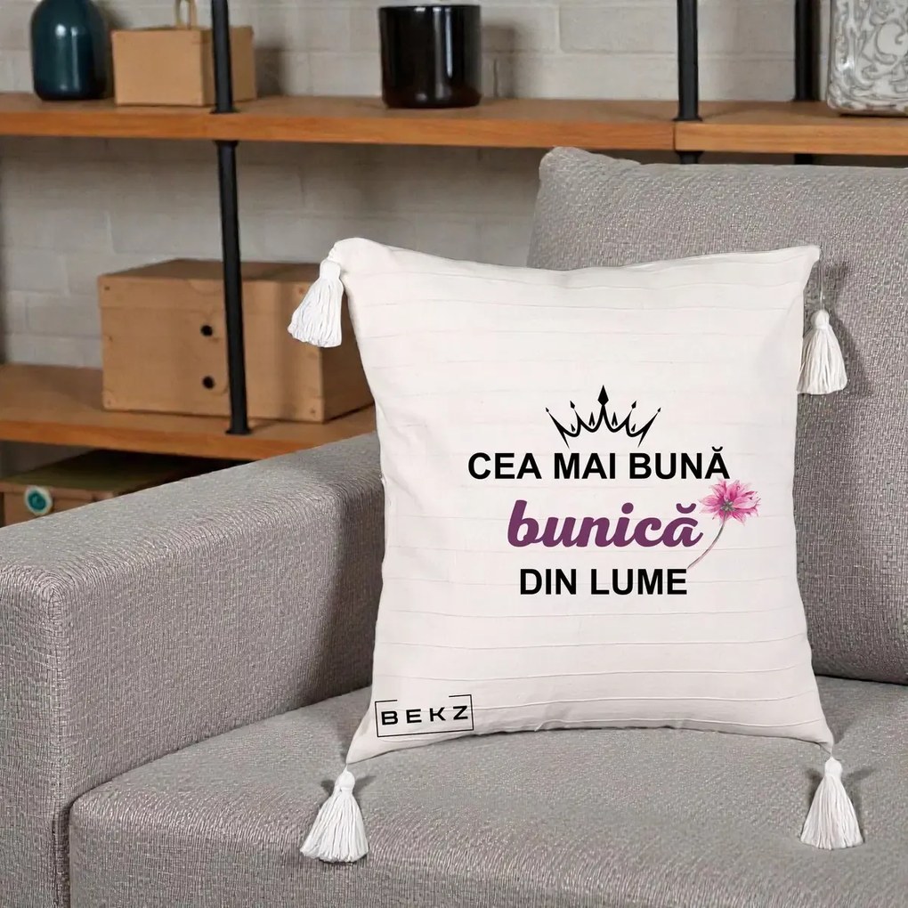 Cadou pentru Bunica - Perna Personalizata Cea Mai Buna Bunica Din Lume Coroana Mov Floare Roz, 40x40 cm, Bej cu Franjuri, Husa Detasabila, Perna Inclusa, BEKZ®