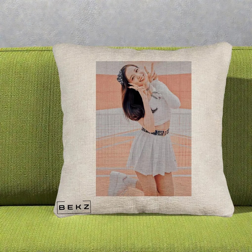 Perna Personalizata K-pop BLACKPINK Nayeon/Jisoo Tenis Alb, 40x40 cm, Bej Canapea, Husa Detasabila, Perna Inclusa, BEKZ®