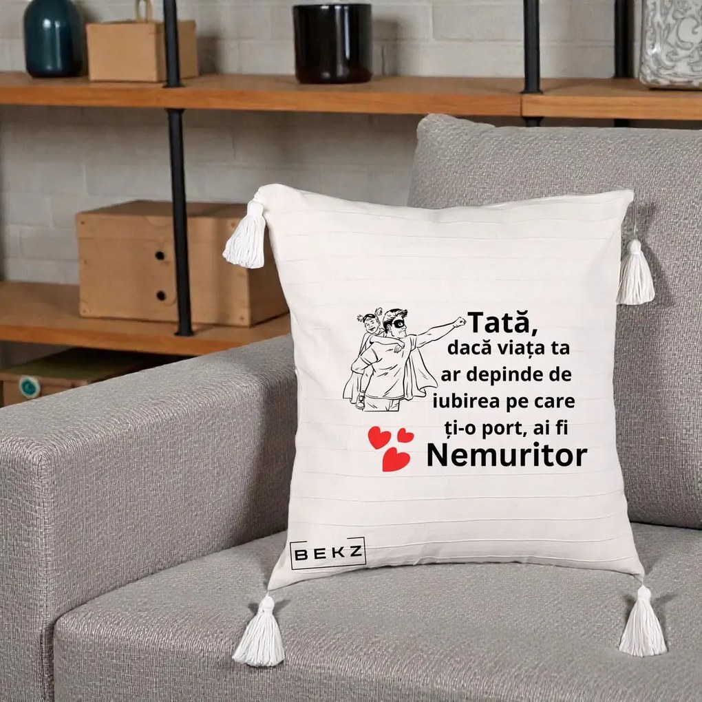 Cadou pentru Tata - Perna Personalizata Tata Nemuritor Supererou cu Masca, 40x40 cm, Bej cu Franjuri, Husa Detasabila, Perna Inclusa, BEKZ®