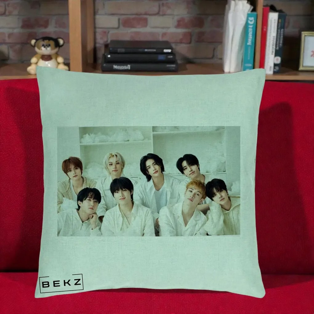 Perna Personalizata K-pop Stray Kids Foto Grup All-White Landscape, 40x40 cm, Verde Menta, Husa Detasabila, Perna Inclusa, BEKZ®