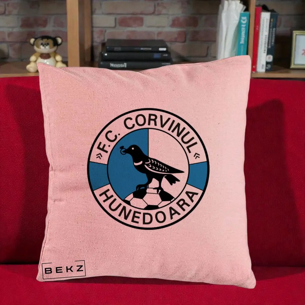 Perna Personalizata FC Corvinul Hunedoara Fotbal, 40x40 cm, Roz, Husa Detasabila, Perna Inclusa, BEKZ®