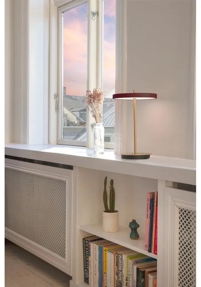 Veioză roșie LED cu intensitate reglabilă cu abajur din metal (înălțime 31 cm) Asteria Move – UMAGE