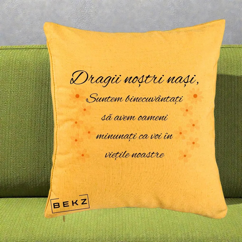 Cadou pentru Nasi - Perna Personalizata Dragii Nostri Nasi Suntem Binecuvantati cu Floricele, 40x40 cm, Galben, Husa Detasabila, Perna Inclusa, BEKZ®