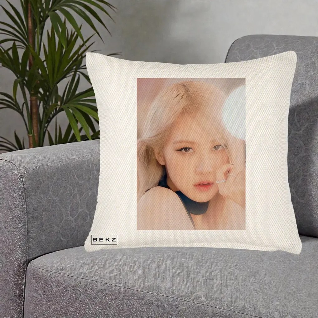 Perna Personalizata K-pop BLACKPINK Rose Blond cu Inel Roz Pastel, 40x40 cm, Crem Reliefat, Husa Detasabila, Perna Inclusa, BEKZ®