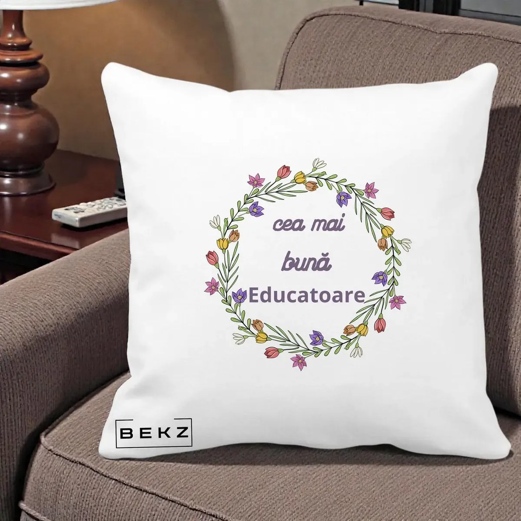 Cadou pentru Educatoare - Perna Personalizata Cea mai Buna Educatoare cu Coronita Florala Colorata, 40x40 cm, Alba Mata, Husa Detasabila, Perna Inclusa, BEKZ®