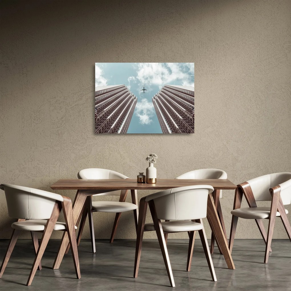 Tablou pe sticlă cuavion între clădiri (70x50 cm)