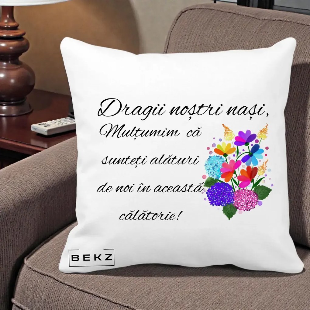 Perna personalizata nasi: Dragii nostri nasi, multumim, buchet colorat, 40x40 cm cu Umplutura, Alb Mat, BEKZ